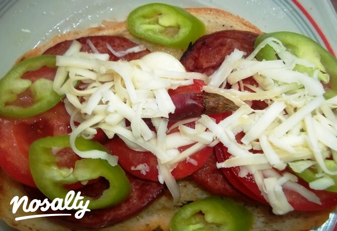 Pizzasonkás-sajtos bruschetta
