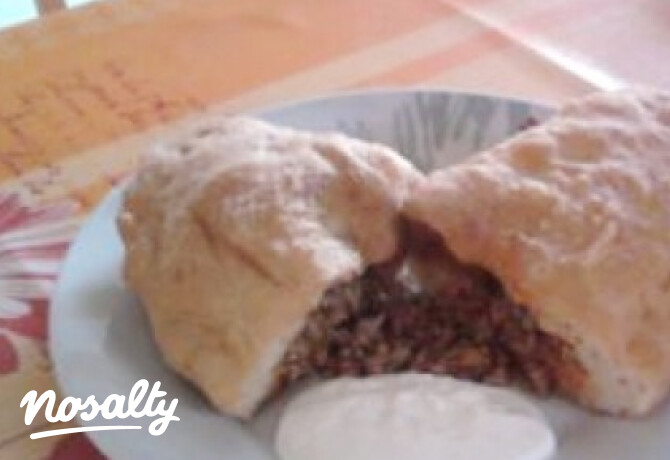 Töltött lángos fokhagymás tejföllel