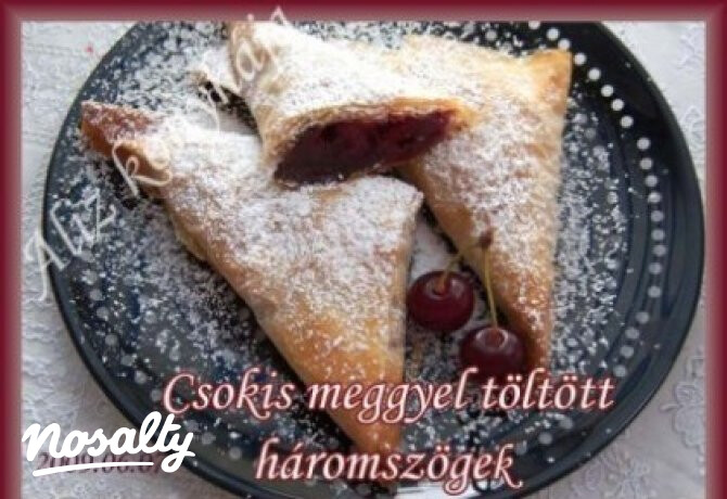 Csokis meggyel töltött háromszögek