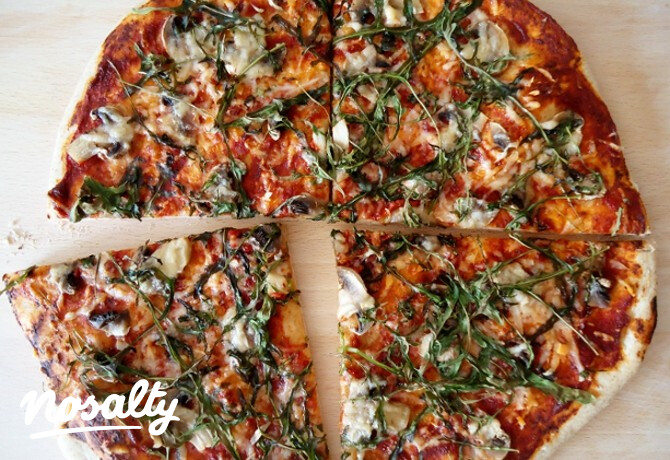 Gombás-rukkolás pizza