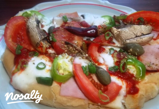 Sonkás-gombás-mozzarellás pizzaszelet