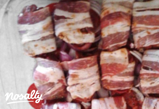 Baconbe tekert csirkemáj lecsóágyon