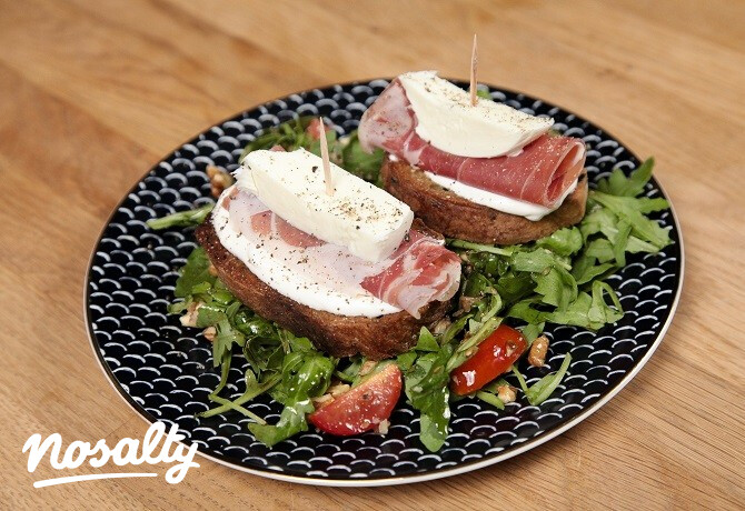 Pármai sonkás-mozzarellás falatkák rukkolasalátával