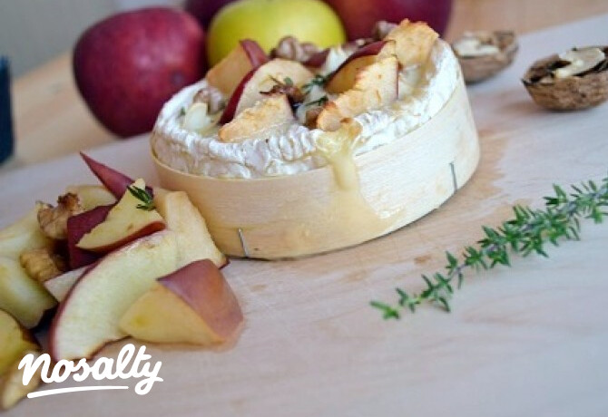 Fadobozában sült camembert sült almával