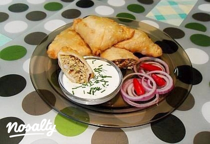 Húsos samosa snidlinges, fokhagymás mártogatóssal
