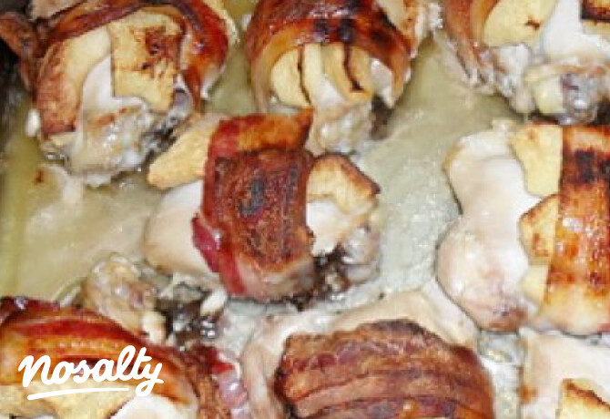 Baconbe tekert almás csirke