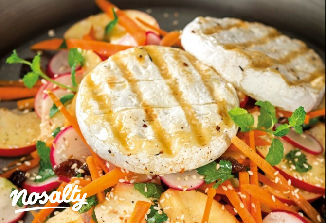 Grill Camembert ropogós-fűszeres salátával
