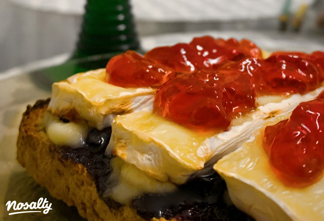 Ezen a képen: Camembert Toast kétféle áfonyalekvárral