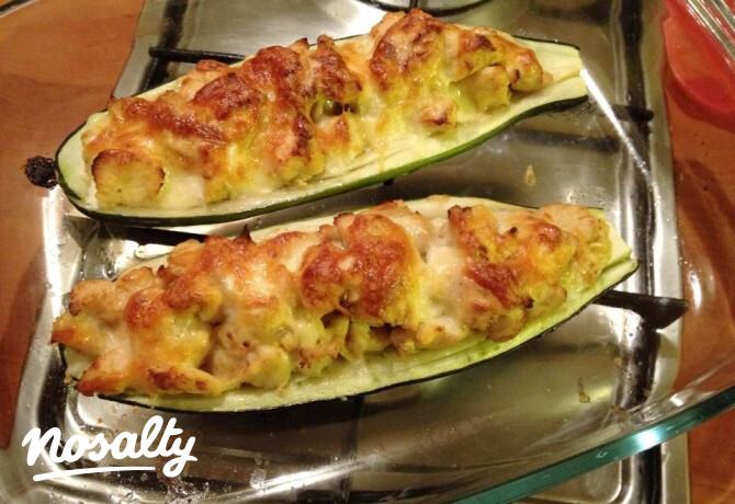 Mézes-mustáros-currys csirkével töltött cukkini