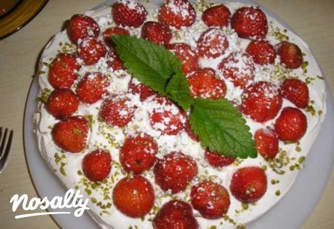 Fehér csokis sajtkrémtorta eperrel