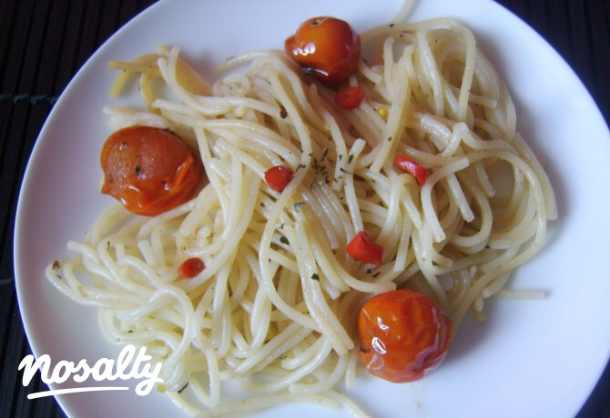 Chilis spagetti koktélparadicsommal