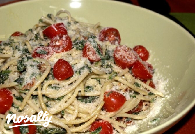 Spenótos spagetti koktélparadicsommal