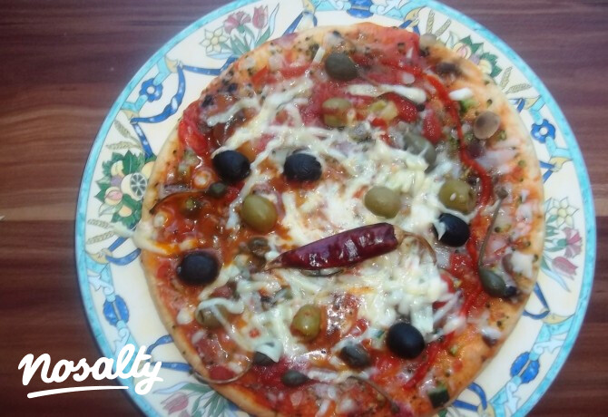 Pizza sok zöldséggel és sajttal