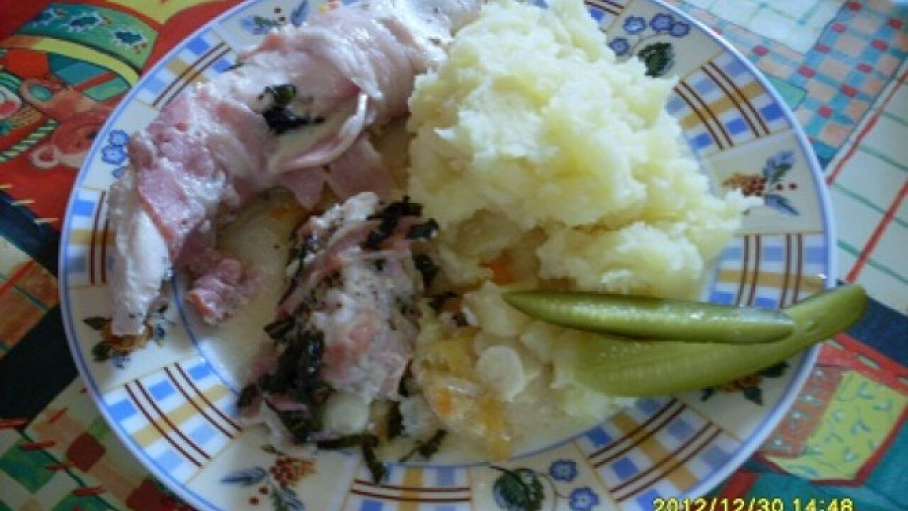 Aszalt szilvás-sonkás csirkemell baconben