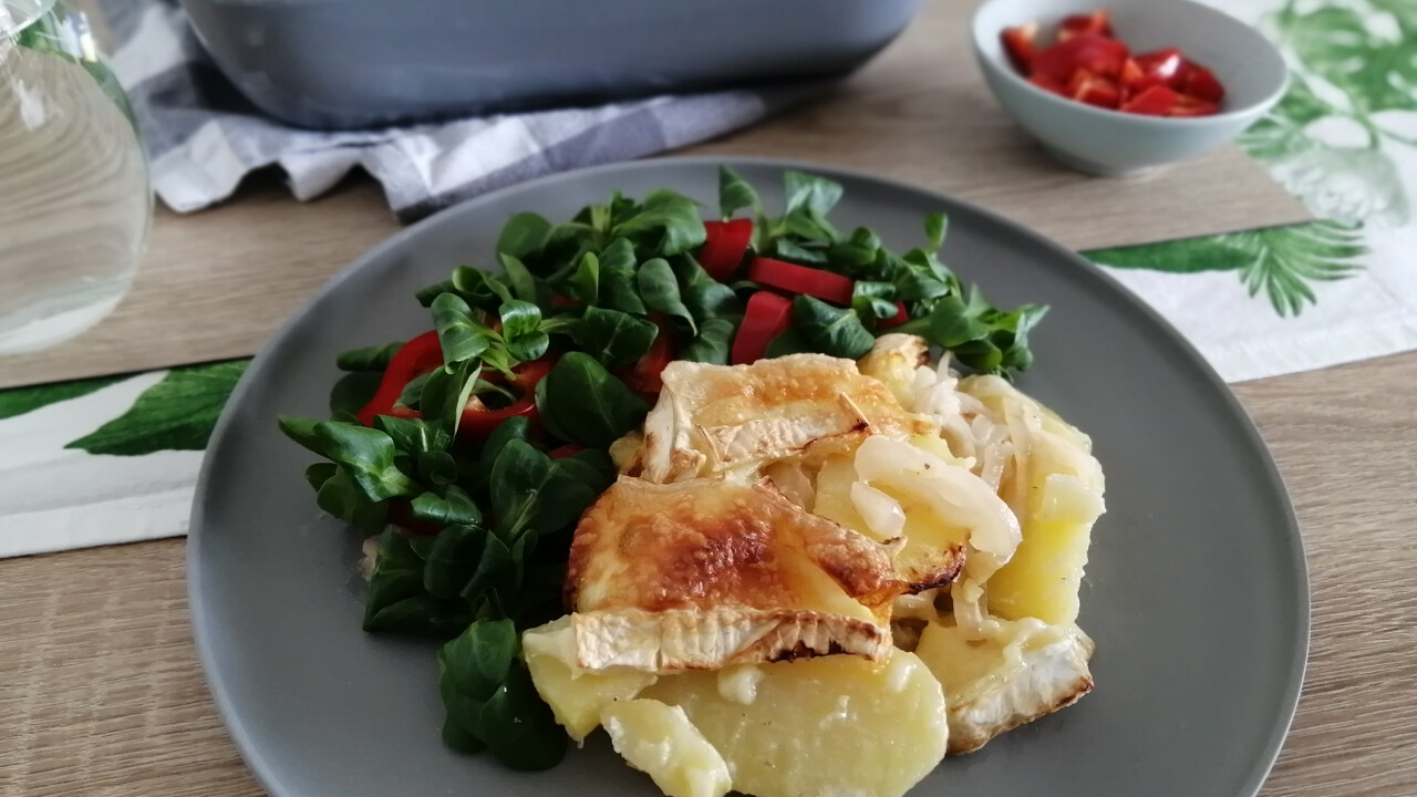 Vega tartiflette mustáros-hagymás madársalátával