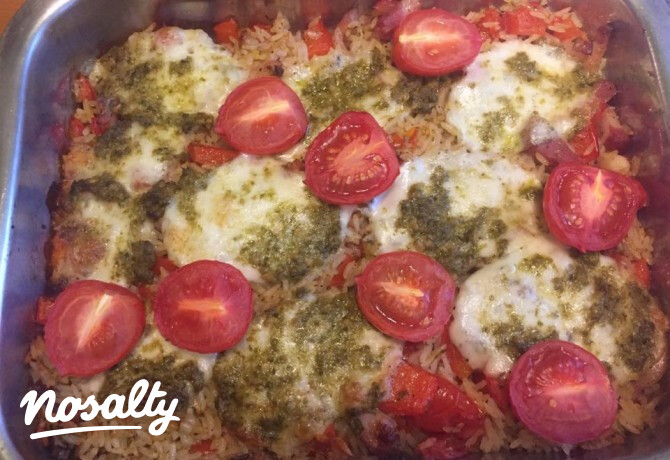 Zöldségekben gazdag pestós rizs mozzarellával borítva