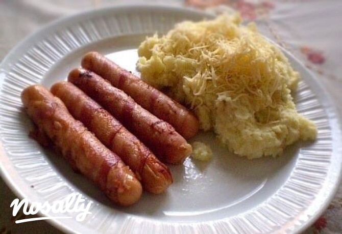 Bacon-ös virsli hagymás krumplipürével