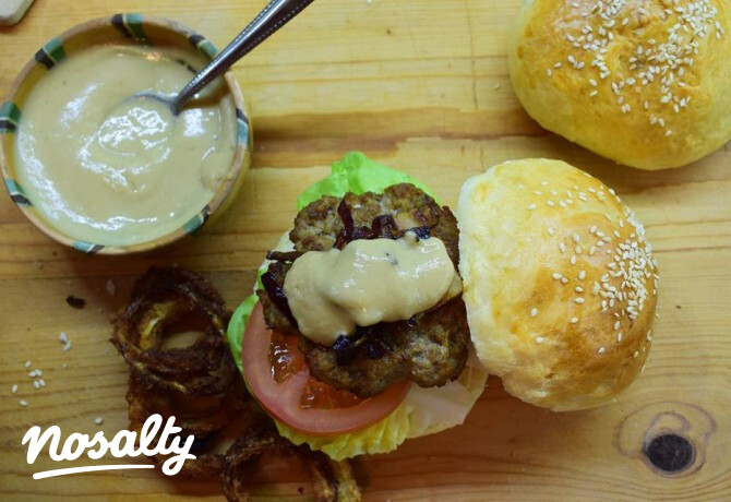 Hamburger ropogós hagymakarikákkal