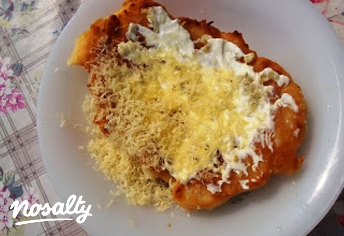 Házi lángos sajttal és tejföllel