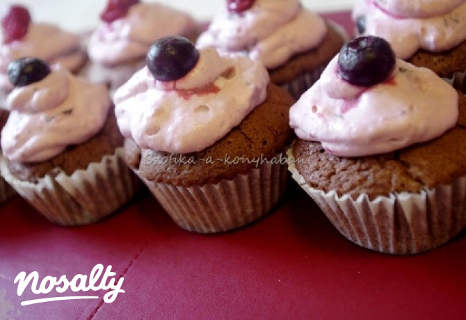 Málnás-áfonyás habos minibrownie