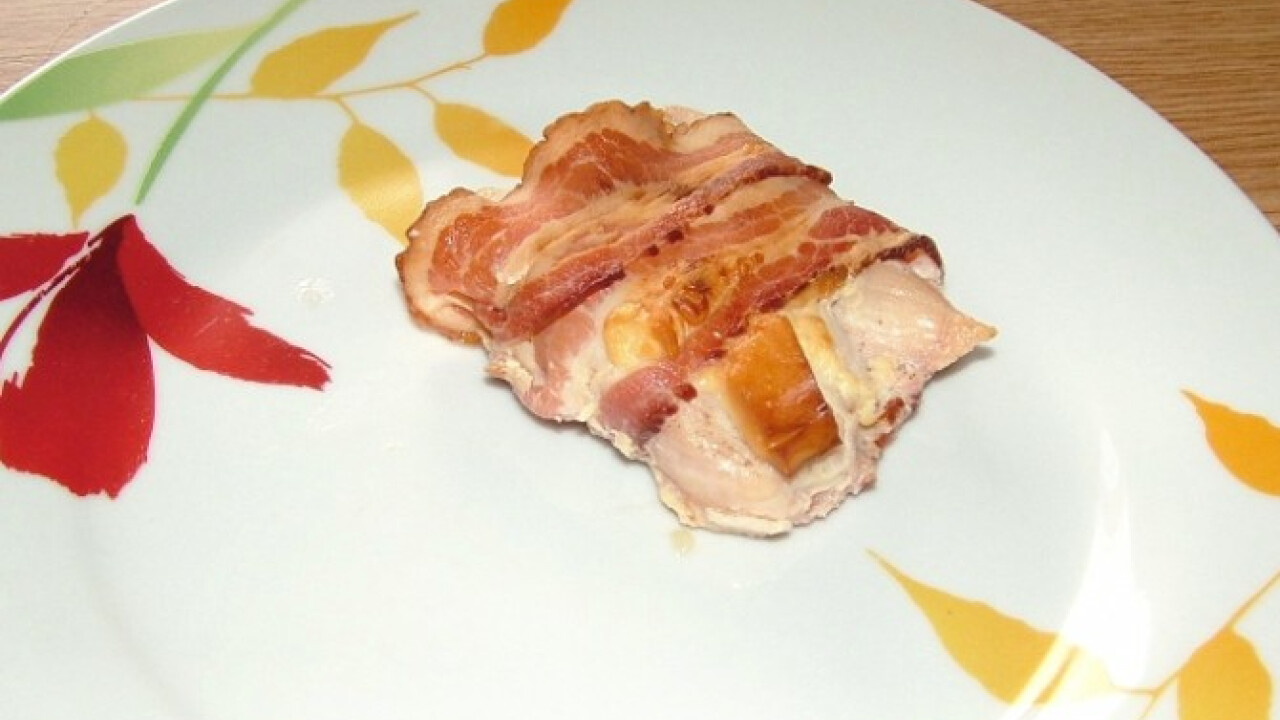 Baconbe csavart füstölt sajtos csirkemell