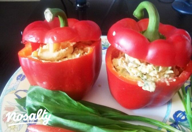 Chilis-medvehagymás vajkrémmel töltött paprika