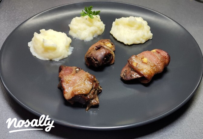 Baconbe tekert máj