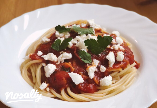 Egyszerű paradicsomos-fetás spagetti