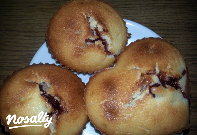 Meggy-körtedzsemes muffin