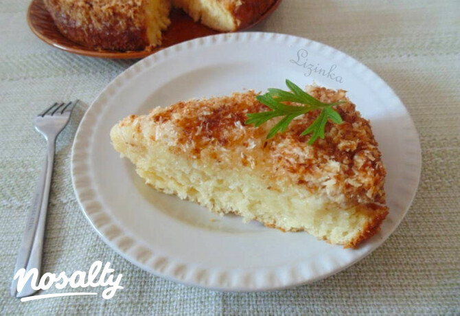 egy szelet dán kókusztorta fehér tányéron