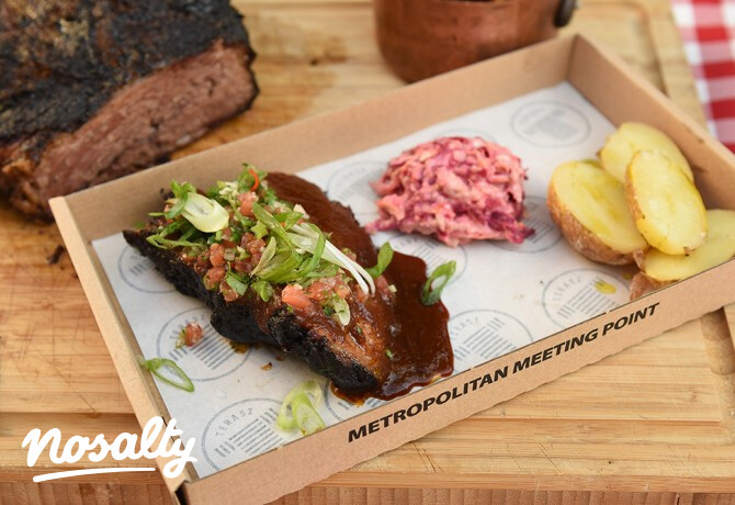 BBQ marhaszegy, sóban sült burgonya céklás coleslaw-val és chimichurrival