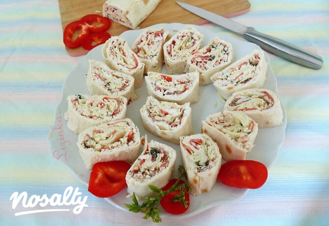 Lavash tekercs csirkemellel és paradicsommal