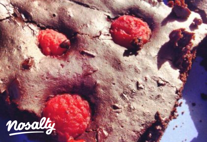 Étcsokis-málnás brownie