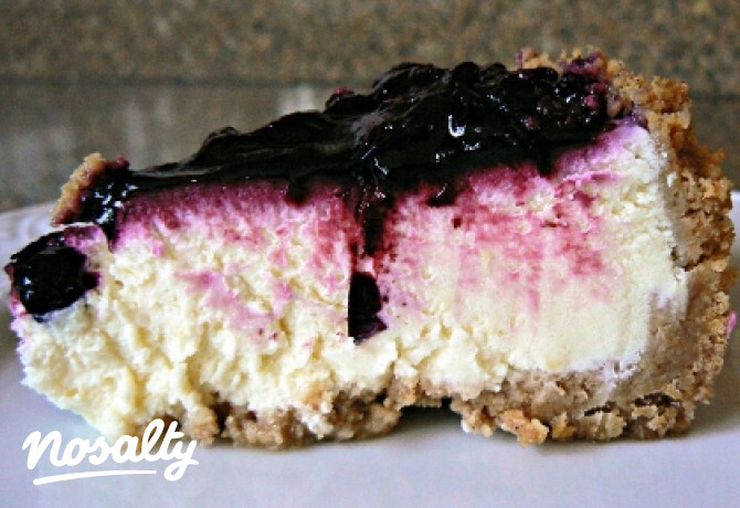 New York-i sajttorta fekete áfonyás öntettel