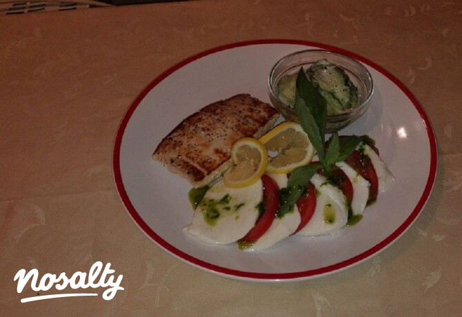 Lazacsteak caprese-vel, joghurtos kapros uborkasalátával