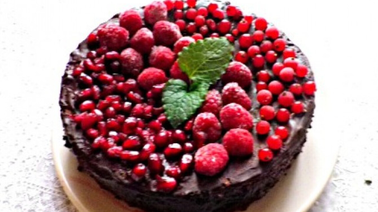 Csokoládétorta gyümölccsel