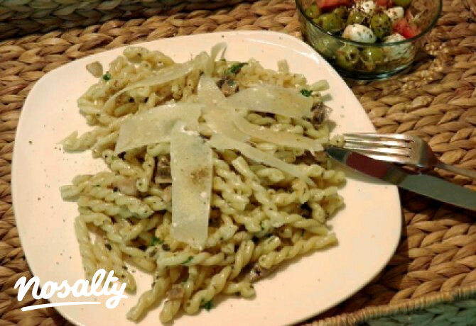 Pirospesztós-szarvasgombás tészta