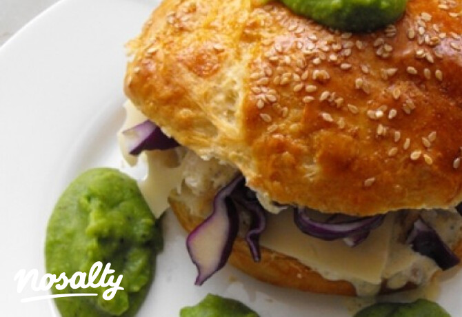 Halas burger mártással és borsópürével