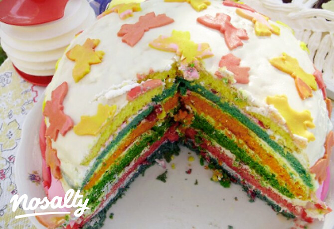 Színes torta pillangókkal