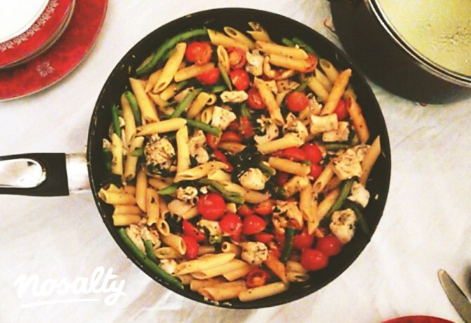 Zöldséges penne fűszeres csirkemell csíkokkal