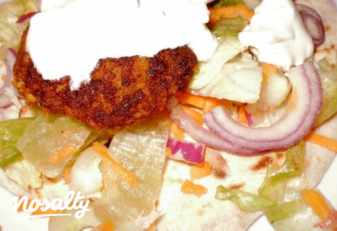 Fűszeres fasírt naan kenyérrel és salátával