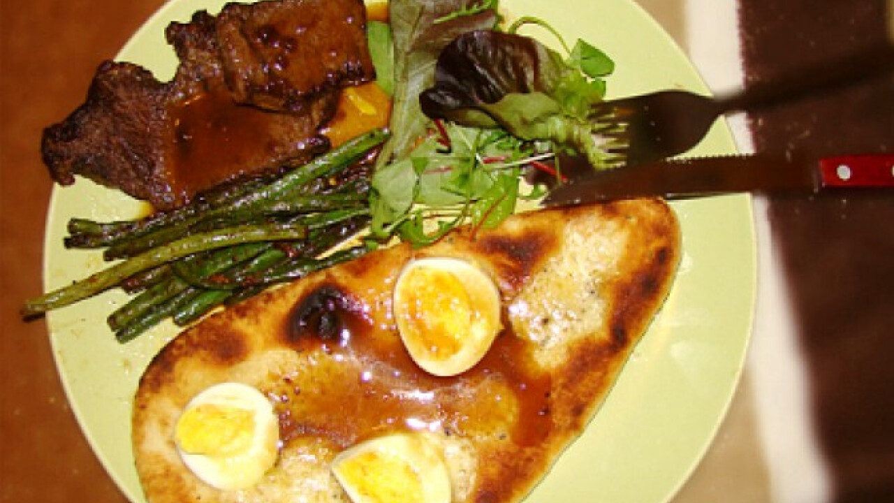 Steak zöldbabbal és naan kenyérrel