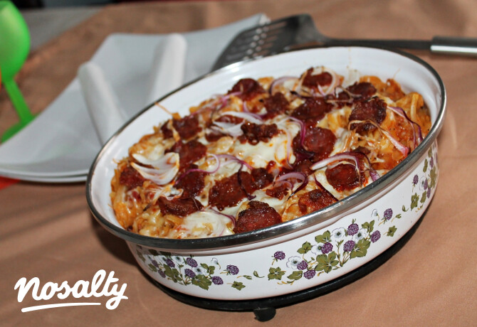 Pizzaszószos főtt tészta ropogós kolbászkarikával