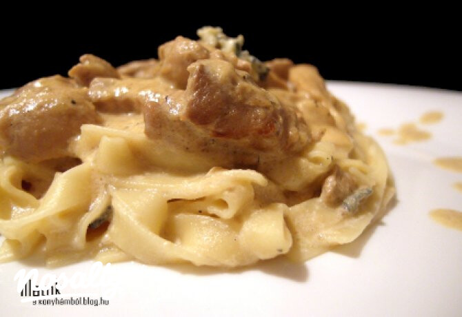 Kéksajtmártásos tagliatelle csirkecsíkokkal