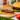 Húsmentes retró burger: vegán hamburger húsmentes pogácsával, friss zöldségekkel tálalva