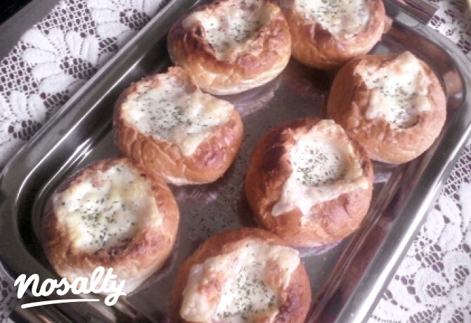 Fűszeres túróval töltött zsömlék