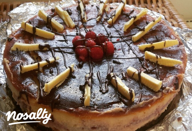 Fehércsokoládés mascarponetorta málnapürével
