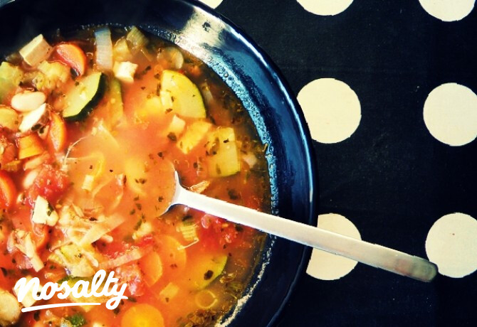 Különleges minestrone füstölt tofuval