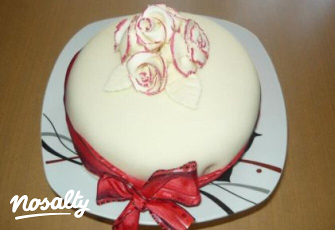 Red Velvet torta rózsával
