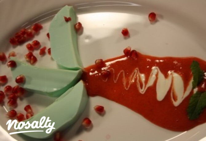 Kék panna cotta eper-narancsmártással